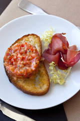Tartare, saumon, entrée, salade, pain grillé, jambon
