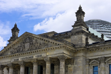 Fototapeta na wymiar W Berlinie, Budynek Reichstagu i niemiecki Bundestag