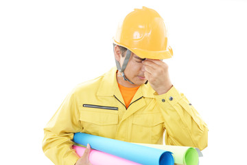 疲れた表情の作業員