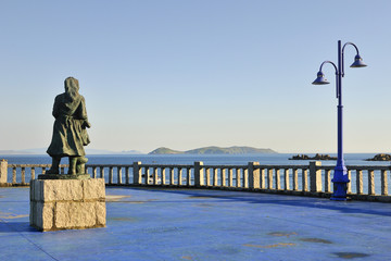 memorial to the emigrants who left for the sea