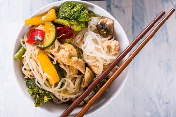 Asiatische Hähnchengemüsepfanne mit Shiratakinudeln