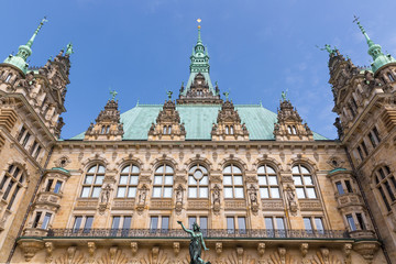 Fototapeta na wymiar Elewacji zabytkowego ratusza w Hamburgu, Niemcy