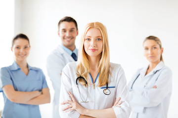 Fototapeta premium female doctor in front of medical group