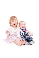 Bruder und Schwester lachen zusammen