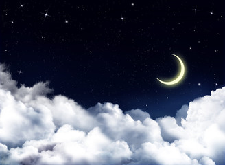 Fototapeta na wymiar Nocne niebo z białymi chmurami puszystych