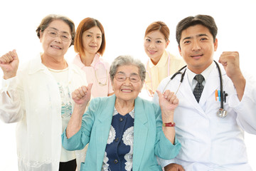 笑顔の高齢者と医療スタッフ