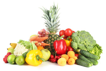 Fototapeta na wymiar Asortyment świeżych owoców i warzyw, samodzielnie na białym tle