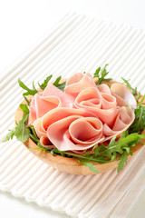Rocket salad and sliced ham