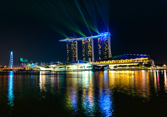 Fototapeta na wymiar Singapur panoramę miasta nocą.