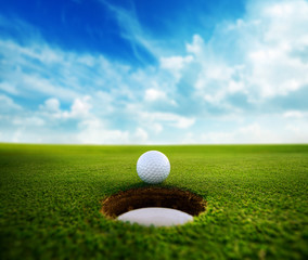 Balle de golf près du trou