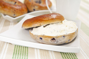 bagel with cream cheese - 53248004