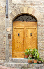 Fototapeta na wymiar piękne toskańskie drzwi, San Gimignano, Włochy
