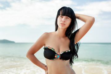 Obraz premium Brunette beautiful model posing on a beach