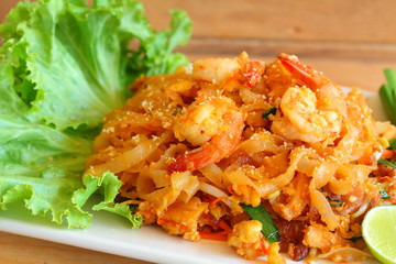 Stir fried rice noodle with prawns.