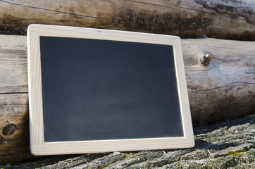 leere tafel auf holzstämmen
