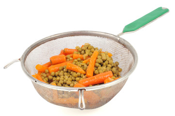 Passoire de petits pois et carottes