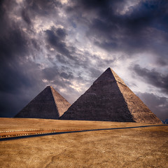 Obraz na płótnie Canvas Giza piramidy w Kairze w Egipcie