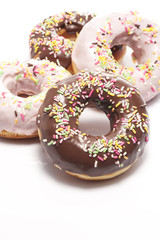 白背景にドーナツのアップ