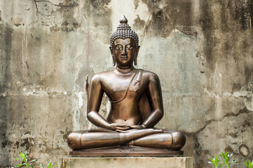 Statue de Bouddha thaïlandais au temple, Thaïlande.