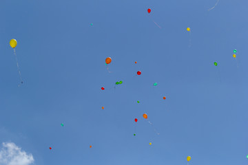 Fototapeta premium kolorowe balony na niebie