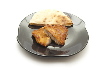 Paniertes Rindfleisch mit Fladenbrot