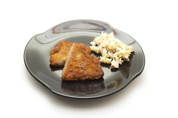 Paniertes Rindfleisch mit Nudelsalat