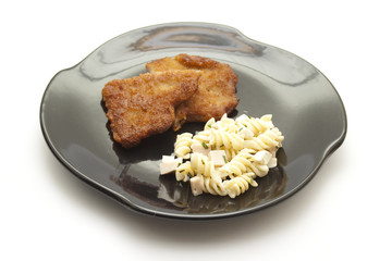 Paniertes Rindfleisch mit Nudelsalat