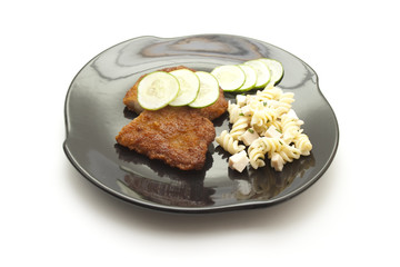 Paniertes Rindfleisch mit Nudelsalat und Salatgurken