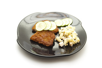 Paniertes Rindfleisch mit Nudelsalat und Salatgurken