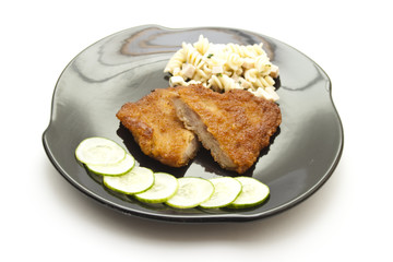 Paniertes Rindfleisch mit Nudelsalat und Salatgurken