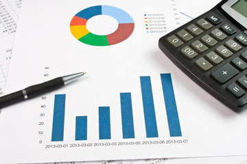 Obraz premium Pen, calculator and business graph