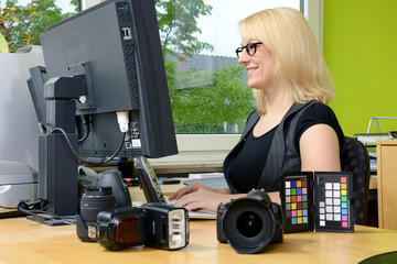 Fotografin bei Bildbearbeitung am PC