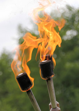 fackeln in feuershow auf dem mittelalterfest