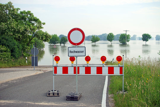gesperrte Strasse wegen Hochwasser