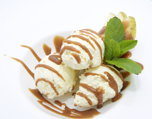 Пломбир с шоколадом, грушей и мятой