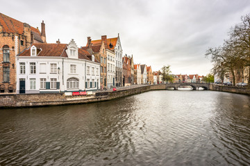 Fototapeta na wymiar Canal, ulica i domy w Brugia, Belgia