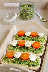 Rice cakes with pesto, cherry tomatoes and mozzarella