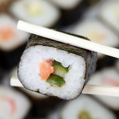 Frisches Sushi auf Essstäbchen