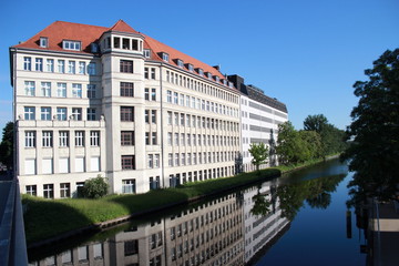 Fototapeta na wymiar Bürohaus-Altbau am Kanal