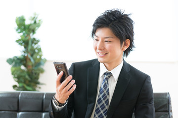 ビジネスマン　スマートフォン
