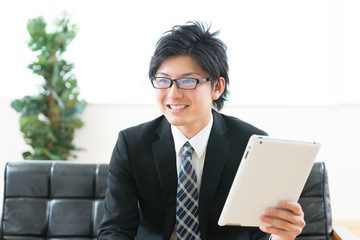 ビジネスマン　タブレットコンピューター