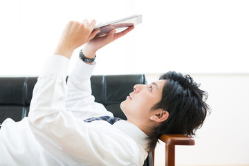 ビジネスマン　タブレットコンピューター
