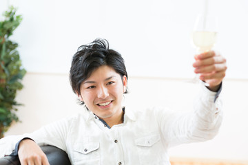 ワインを飲む男性