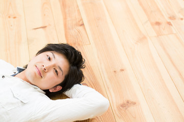 床に寝る男性