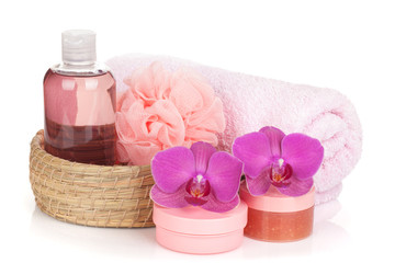 Fototapeta na wymiar Kosmetyki, ręczniki i kwiaty orchidei