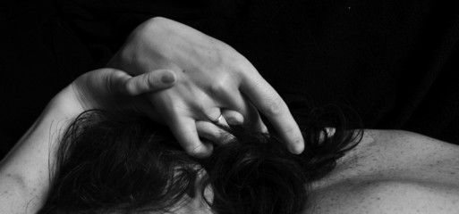 Женские руки и спина крупным планом.