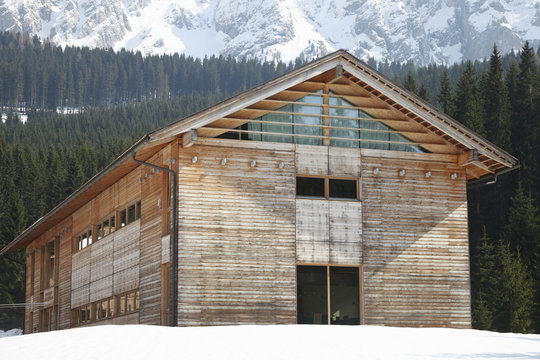 Edificio in legno e vetro, bio-edilizia