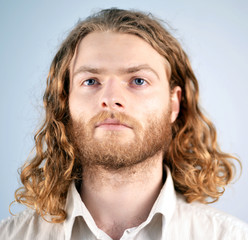Blonder Mann mit Locken und Bart
