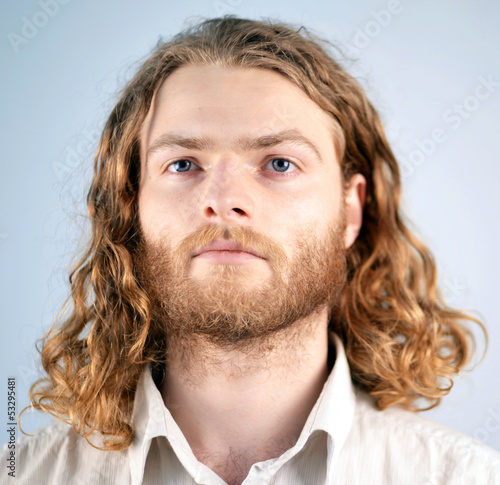 Blonder Mann Mit Locken Und Bart Stockfotos Und Lizenzfreie Bilder
