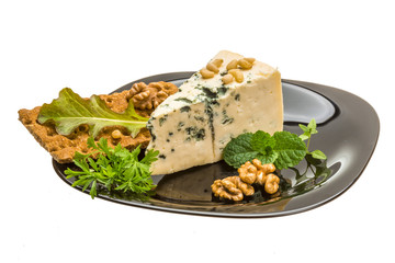 Mould cheese with salad, nuts and crisp